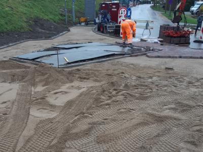bouwvakkers aan het straat werk bij oprit Rampweg
