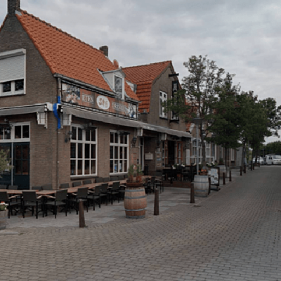 horecagelegenheid met terras op de hoek Dorpsstraat