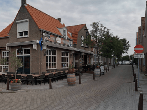 horecagelegenheid met terras op de hoek Dorpsstraat
