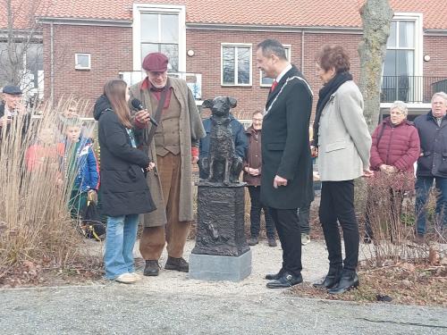 Onthulling beeldje hondje Blasz.